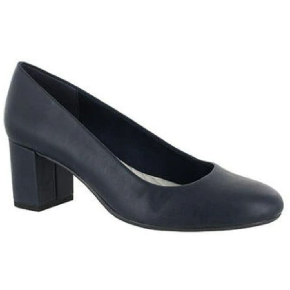 Easy Street Proper Pumps